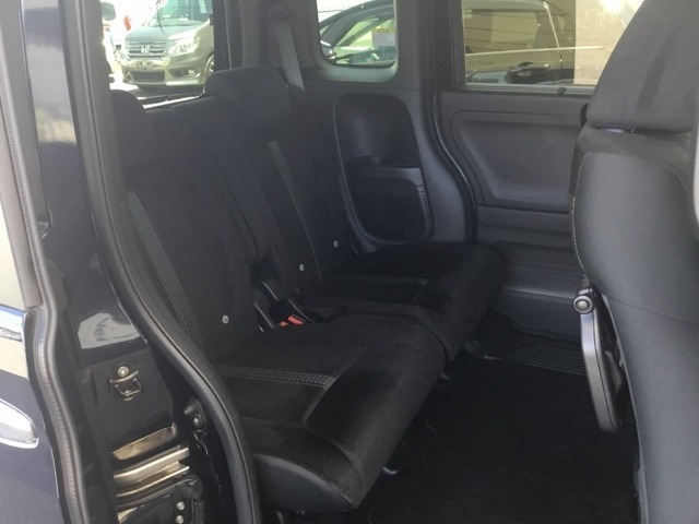 スライドドアなら狭い駐車場でもドアをぶつける心配がありません。ステップが低く乗り降りもしやすいです。