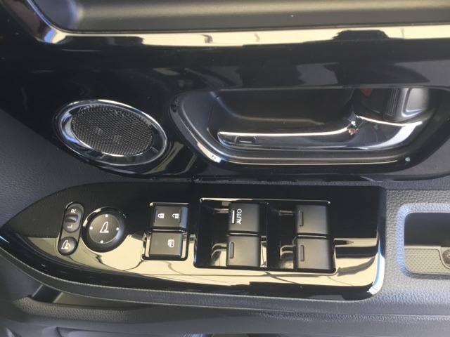 電動格納式リモコンドアミラーと、パワーウィンドウマスタースイッチ等は運転席ドアにあります。