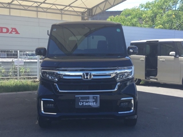 お客様に安全で快適なカーライフをお送りいただくために、中古車にも高いレベルの品質基準を設け、その基準に従って、全ての中古車について納車前整備を実施しています。