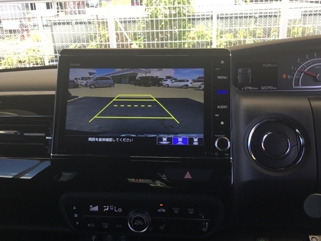 バックモニター付きで、車庫入れやバック時の後方確認をサポート。