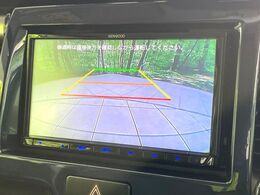 【バックカメラ】駐車時に後方がリアルタイム映像で確認できます。大型商業施設や立体駐車場での駐車時や、夜間のバック時に大活躍！運転スキルに関わらず、今や必須となった装備のひとつです！