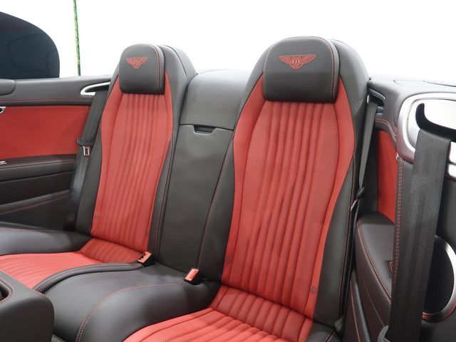 シートについても状態良く維持されている個体です。オートステージでは専用のシート生地をガードするコーティングもご用意してります。是非お申し付け下さい。