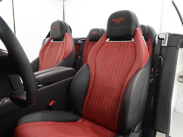 シートについても状態良く維持されている個体です。オートステージでは専用のシート生地をガードするコーティングもご用意してります。是非お申し付け下さい。