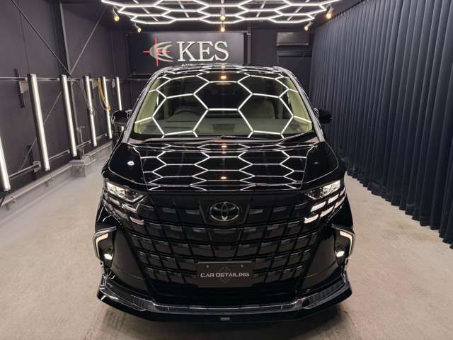 威厳ある大型グリルが放つ存在感、上質感と先進性を融合したフロントフェイス