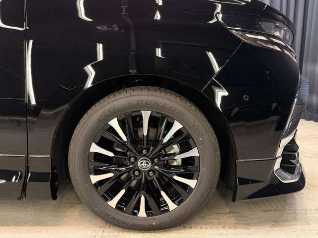 エグゼクティブラウンジ専用の19インチ高輝度デザイン。品格と存在感を放つ足元の象徴