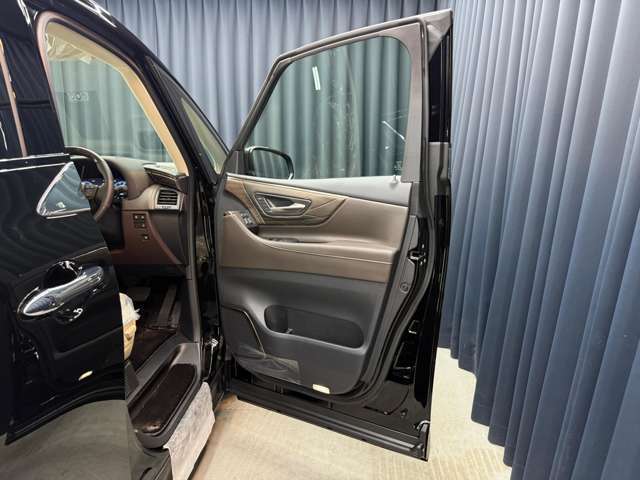 ドライバーを包み込むような造形は、操作性と居住性を巧みに両立し、まさにフラッグシップの名にふさわしい質感