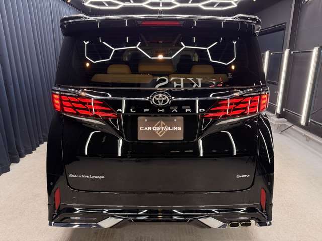 リアスカートが厚みある造形を生み、ブラックボディに調和したワイドで迫力あるリアビュー