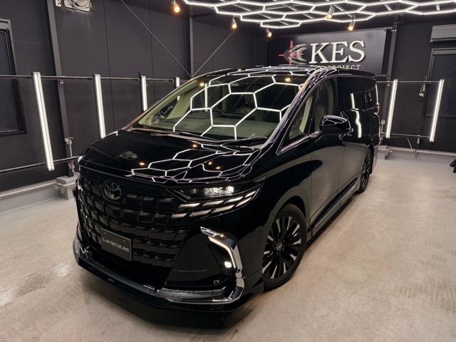 堂々たるフロントと流麗なサイドラインが交わり、重厚感と洗練を兼ね備えた気品ある佇まい