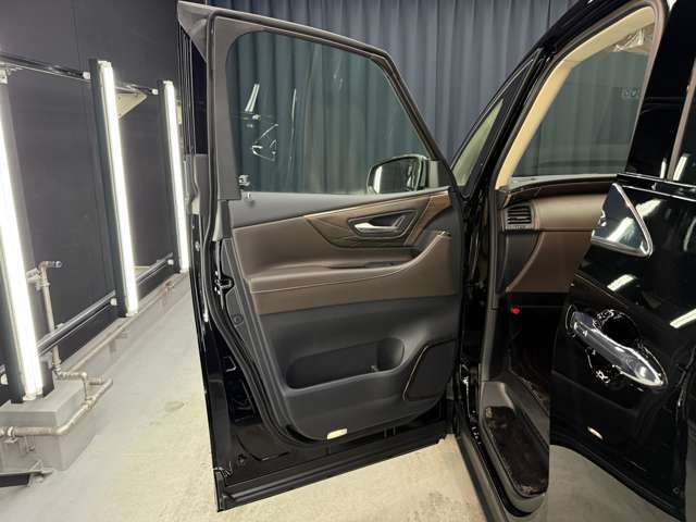 後席へのアクセスを意識した造形と広がりのある加飾が、同乗者に特別なもてなし感を与える。視覚的な華やかさと、手に触れた瞬間の柔らかな質感が、移動を格別な時間へと導く