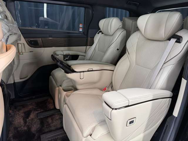 ゆったりとしたオットマン付きシートが、移動をまるでファーストクラスのように演出