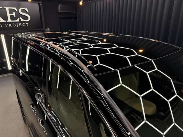 端正なフラット形状が重厚感を高め、車格の大きさと落ち着きを際立たせる