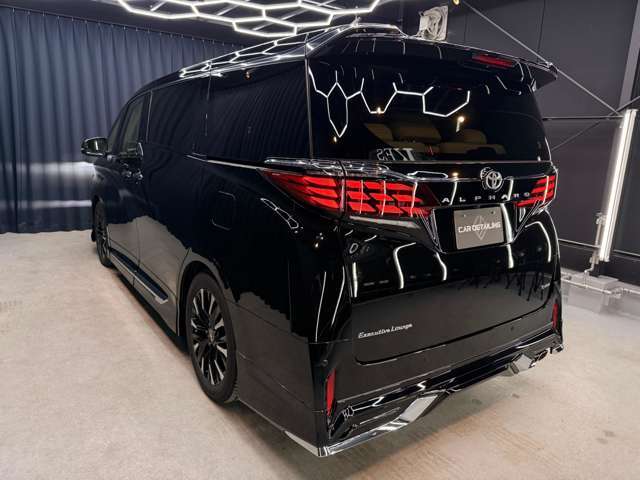 サイドスカートからリアスカートへと続く加飾が、重厚感と走行安定感を際立たせる