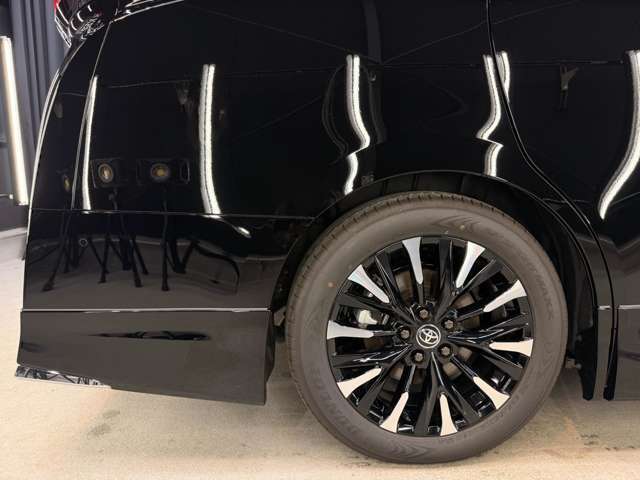 エグゼクティブラウンジ専用の19インチ高輝度デザイン。品格と存在感を放つ足元の象徴