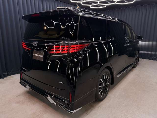 流れるようなボディラインとリアスカートの加飾が調和し、上質で洗練された後姿を演出