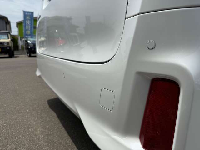 【クリアランスソナー】車体に取り付けられた複数のセンサーにより、車の前後の様子を検知し、障害物が近づくと運転席のメーター画面でのディスプレイ表示やブザーで知らせてくれ安心♪