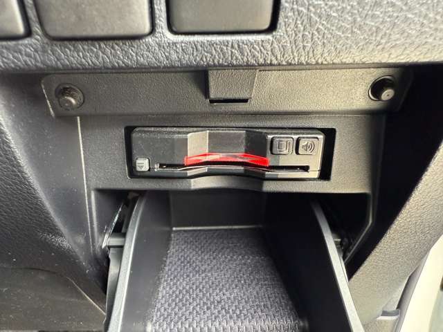 【ETC車載器】有料道路の料金所で、停車することなく通過できます。一般道と高速道路のアクセスが格段によくなるスマートICも利用可能！