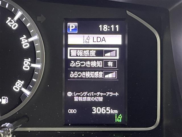 【レーンディパーチャーアラート（LDA）】クルマが車線または走路から逸脱する可能性がある場合に、ブザーまたはハンドルの振動により注意をうながします。機能には限界があるためご注意ください。