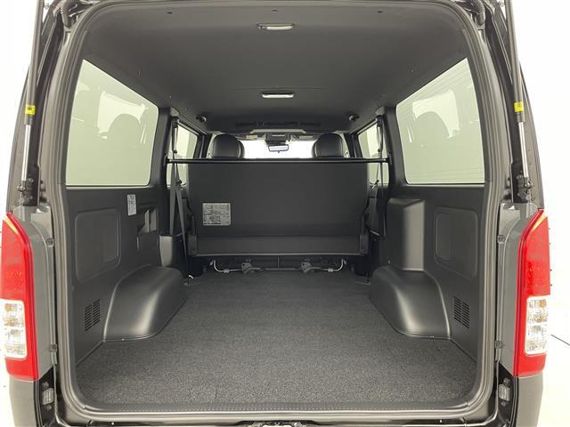 【トランク】積み込みやすくて、たっぷり積める荷室です。シートアレンジできるものは、乗車人数と荷物の量や大きさによってシートを動かすことができるので、より快適なドライブが可能です！