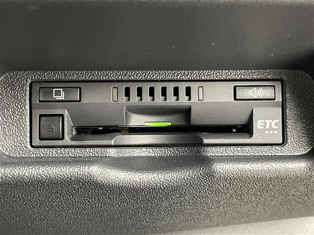 【純正ビルトインETC】有料道路を利用する際に料金所で停止することなく通過できる、ETC車載器（ノンストップ自動料金収受システム機器）が装備されています。セットアップを行うことで利用可能になります。