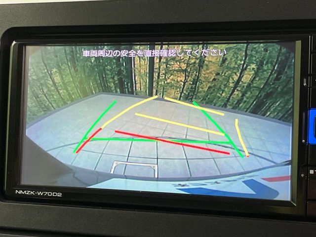 【バックカメラ】駐車時に後方がリアルタイム映像で確認できます。大型商業施設や立体駐車場での駐車時や、夜間のバック時に大活躍！運転スキルに関わらず、今や必須となった装備のひとつです！