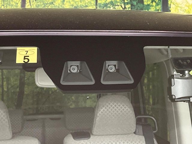 【スマートアシスト】走行中に前方の車両等を認識し、衝突しそうな時は警報とブレーキで衝突回避と被害軽減をアシスト。より安全にドライブをお楽しみいただけます。