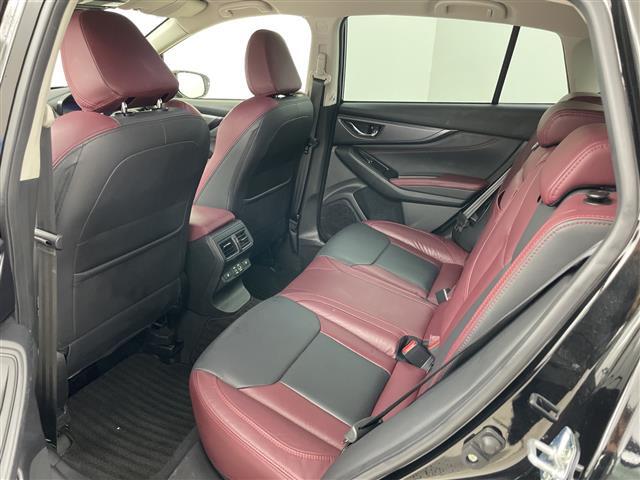 【後部座席】後席もゆったりドライブを楽しめます。内外装はプロこだわりのクリーニングで清潔なおクルマでご納車させていただきます！店舗での現車確認も承っています！