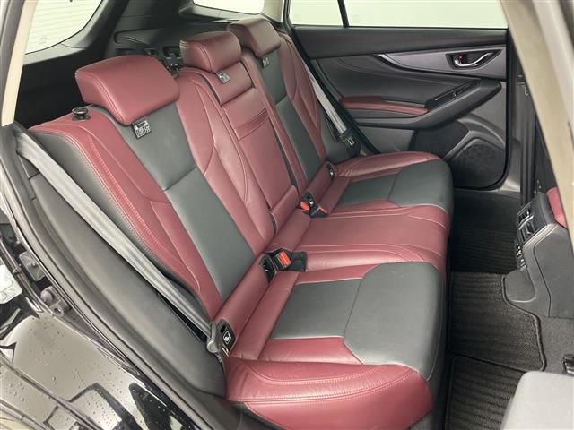 【後部座席】後席もゆったりドライブを楽しめます。内外装はプロこだわりのクリーニングで清潔なおクルマでご納車させていただきます！店舗での現車確認も承っています！