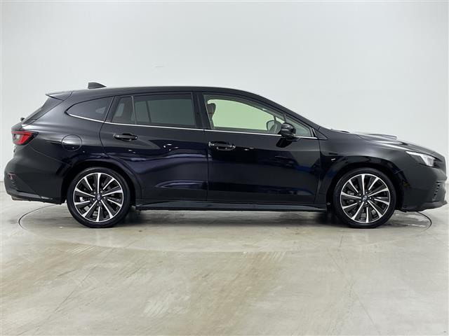 【右】商談ルームには「キッズスペース」を完備しています。DVD、ブロック、絵本、おままごとセット。お子様連れでも、ゆっくりとお車をお選びいただけます！