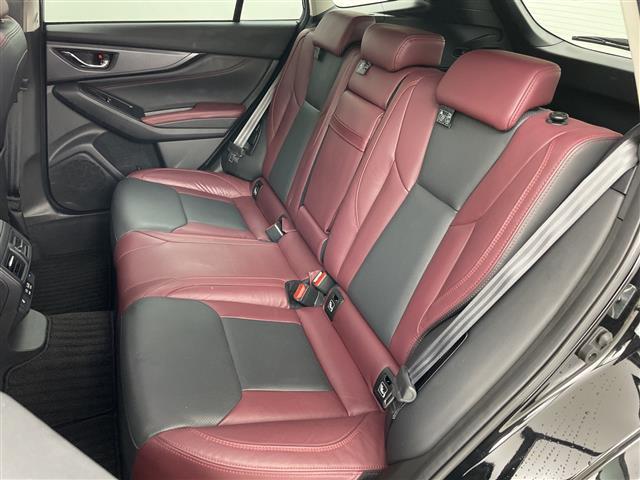 【後部座席】後席もゆったりドライブを楽しめます。内外装はプロこだわりのクリーニングで清潔なおクルマでご納車させていただきます！店舗での現車確認も承っています！