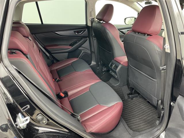 【後部座席】後席もゆったりドライブを楽しめます。内外装はプロこだわりのクリーニングで清潔なおクルマでご納車させていただきます！店舗での現車確認も承っています！