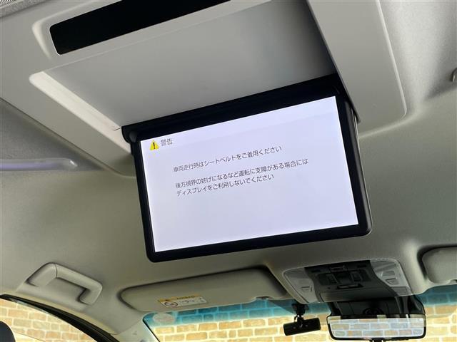 【フリップダウンモニター】天井にはフリップダウンモニターも装備されております♪お子様など、ロングドライブでも退屈せず楽しくお過ごしいただけます。
