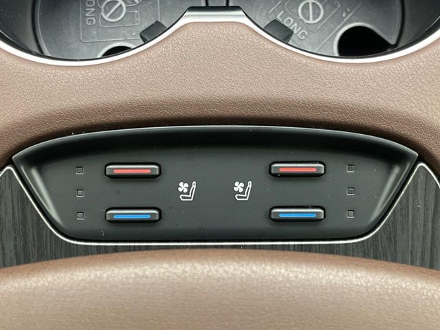 【シートベンチレーション】夏場は涼しい風でお尻や背中の熱やムレを防ぎ、冬はエアコンよりも早く温まってポカポカに！季節を問わず快適に過ごせます。