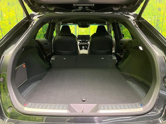 【ハンズフリーパワーバックドア】リアバンパー下部に足先を出し入れするだけでバックドアが自動で開閉♪両手が荷物でふさがっている時でもラクラク開閉操作が行えます！