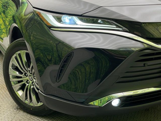 【LEDヘッドライト】悪天候や夜間走行時も良好な視界を確保し安心して運転できる高輝度LEDヘッドライトを装備！点灯速度が早く、消費電力も抑えられています。