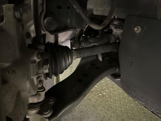 お車を安心してお乗りいただく為には、足回りの定期点検が欠かせません。サービスサポート（有償保証）では無料点検もご提供しており、安心のカーライフをお過ごしいただけるサポート体制が整っています。