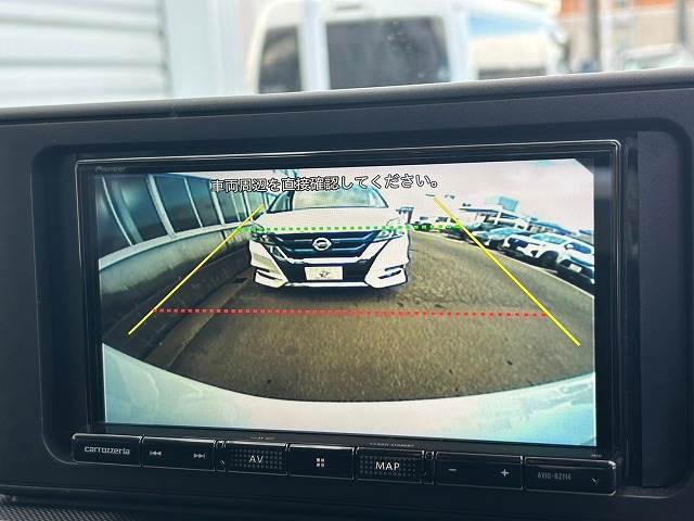 【カラーバックモニター】を装備しております。リアの映像がカラーで映し出されますので日々の駐車も安心安全です。