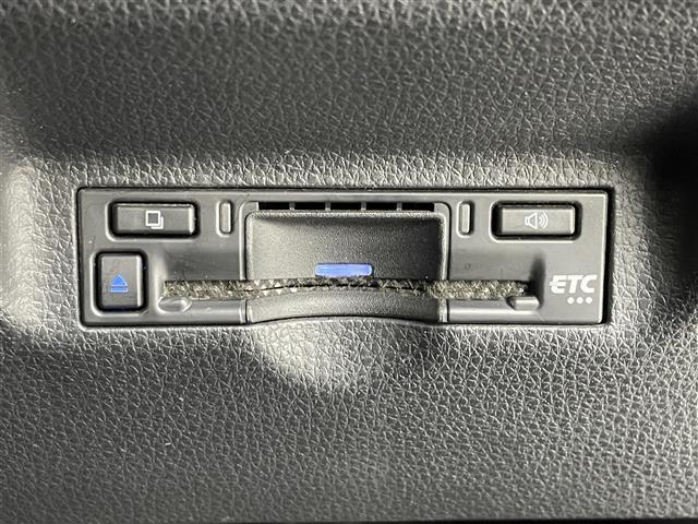 【ETC】有料道路を利用する際に料金所で停止することなく通過できる、ETC車載器（ノンストップ自動料金収受システム機器）が装備されています。セットアップを行うことで利用可能になります。