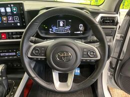 【スマートアシスト】走行中に前方の車両と歩行者を認識。衝突の危険が高いと判断した場合に警報や緊急ブレーキで衝突回避や衝突時の被害を軽減。さらに車線逸脱警報・前後誤発進抑制機能もセットで装備！