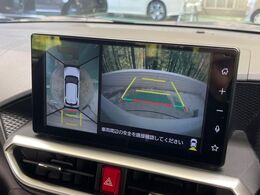 【パノラマモニター】前後左右のカメラの映像をモニターに表示。真上から見ているような視点で周囲を確認できます。