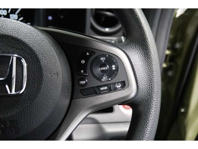 Hondaセンシングの機能のひとつ、アダプティブクルーズコントロール付！アクセルから足を離しても設定したスピードと前車との車間を保ち走行してくれます！車線維持もアシスト☆高速道路で疲労軽減ですね☆