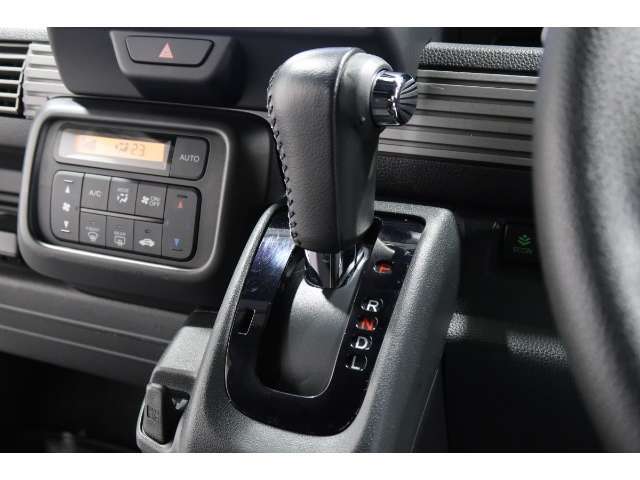 インパネシフトだから視線の移動も少なく足元もスッキリ♪運転席もゆったりしているのでゆとりを持ってドライブできますね！