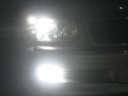 高光度LEDポジションバルブとオリジナル加工のアンバー（黄色）では無いLEDフォグランプです。明るいですよ。