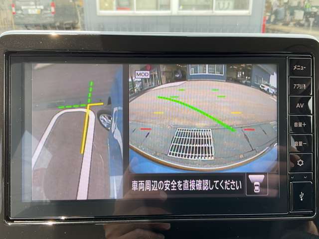 画像の左側は運転席から見ることのできないフロント左側を映している画像です、狭い道や幅寄せ時に便利です。