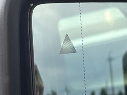 ●ブラインドアシストセンサー：視角からの車を感知し、ドライバーが車線変更を行う際に、警告音と共に注意を促してくれる安全支援機能です！