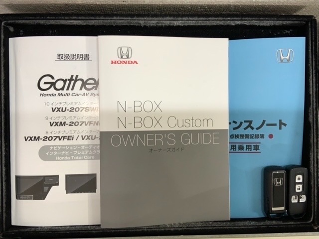 スマートキーは鍵をバッグに入れたままでもドアロックの開閉やエンジンのON・OFFができます。夜間や雨の日も鍵を探さなくて良いので便利です。