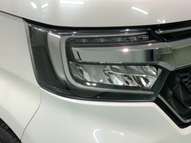 LEDヘッドライトは、点灯の瞬間から最大光量を発揮し、突然暗くなるトンネルなどでの安定感を高めます。