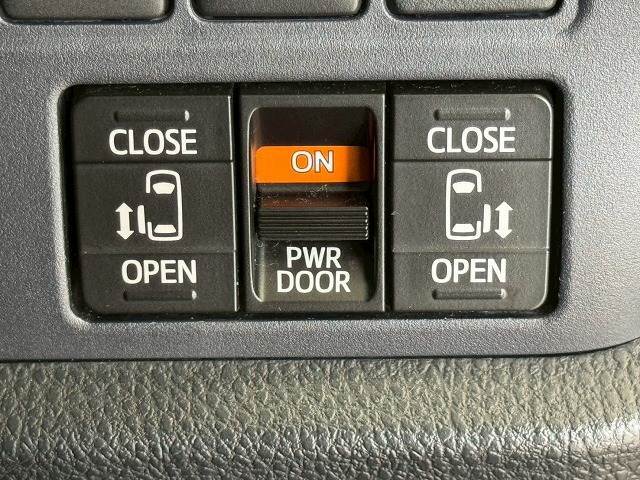 今やミニバンの定番装備となりつつある【両側電動スライドドア】運転席よりボタンひとつで開閉可能なスライドドアです。雨の日のお迎えなどに役立ちますね。
