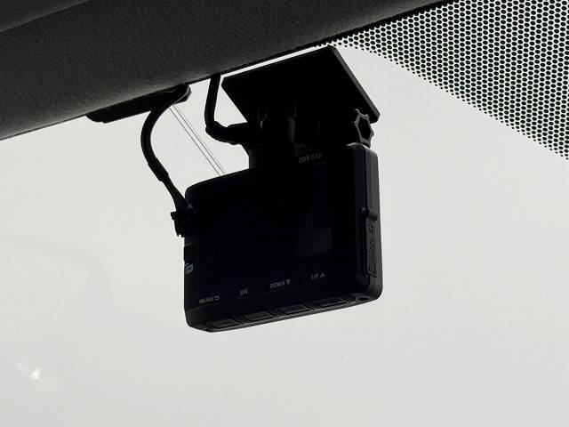 ドライブレコーダーを装備してます。万が一の事故や運転中のトラブルなど、映像が録画されているとひと安心な必須装備ですね。