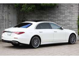 走行距離わずか6,800km。直列6気筒ターボ＋モーターによるスムーズな加速と、電動化の恩恵を受けた快適なドライビングフィールが特徴です。