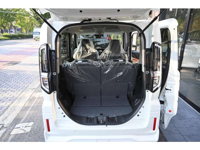 ■2列目のシートを倒さなくても十分な荷室スペースが確保されております。